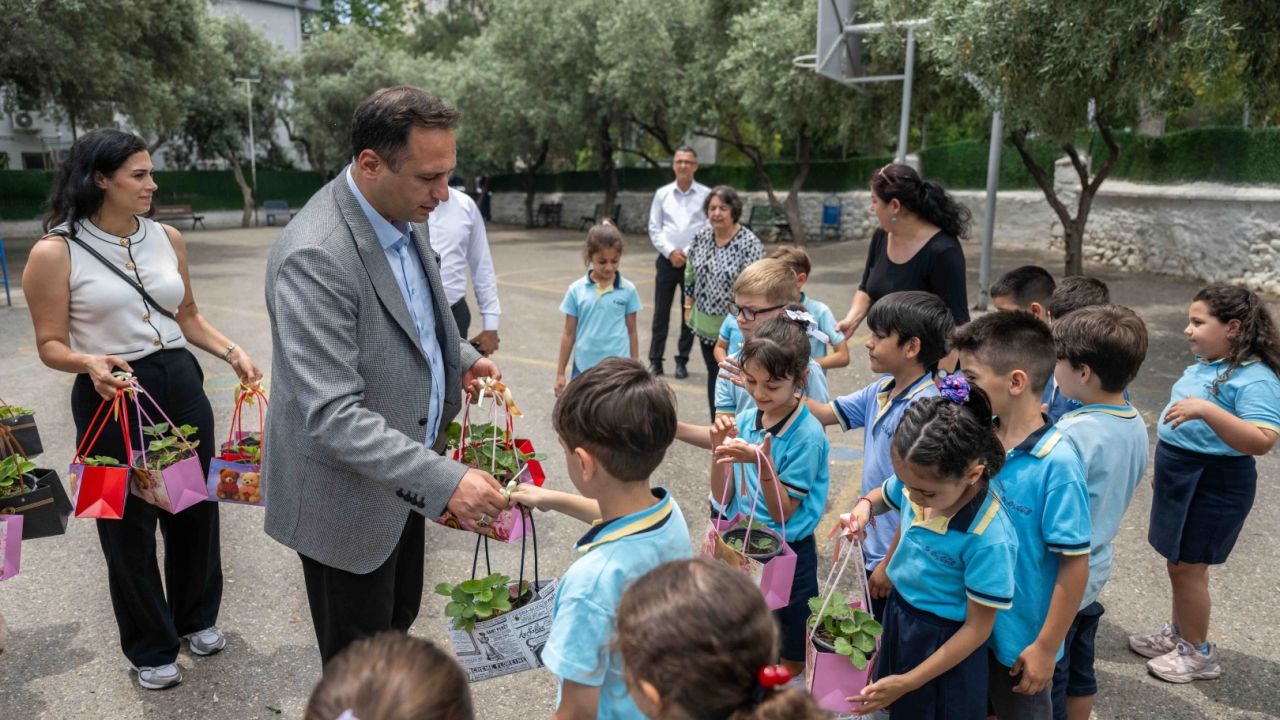 Bornovalı minik eller toprakla buluştu