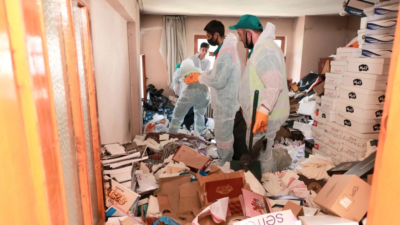 Bursa Osmangazi’de çöp ev temizlendi, mahalle rahatladı