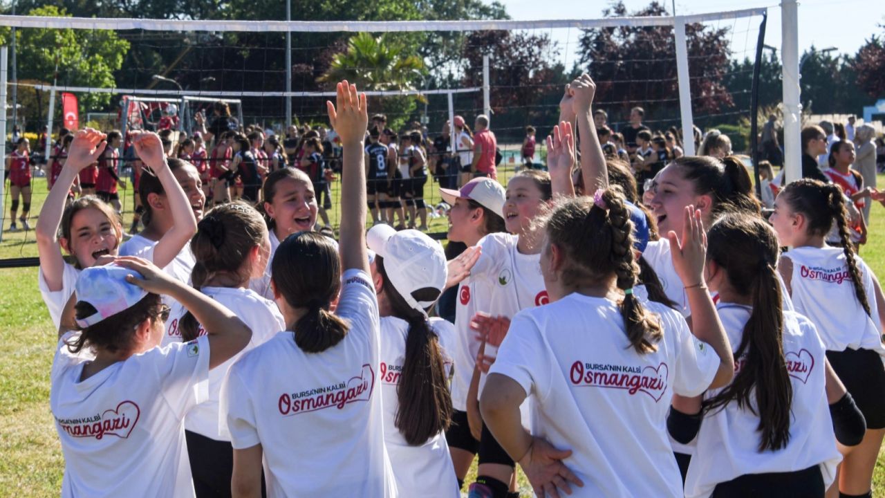Bursa Osmangazi’de Mini Voleybol Şenliği coşkusu