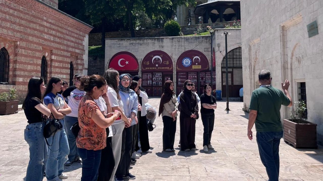 Bursa Yıldırımlı gençler tarihi yerinde keşfediyor