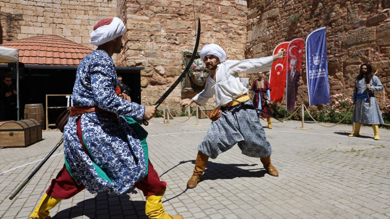 Bursa Zindankapı'da Türk kılıçları çekildi