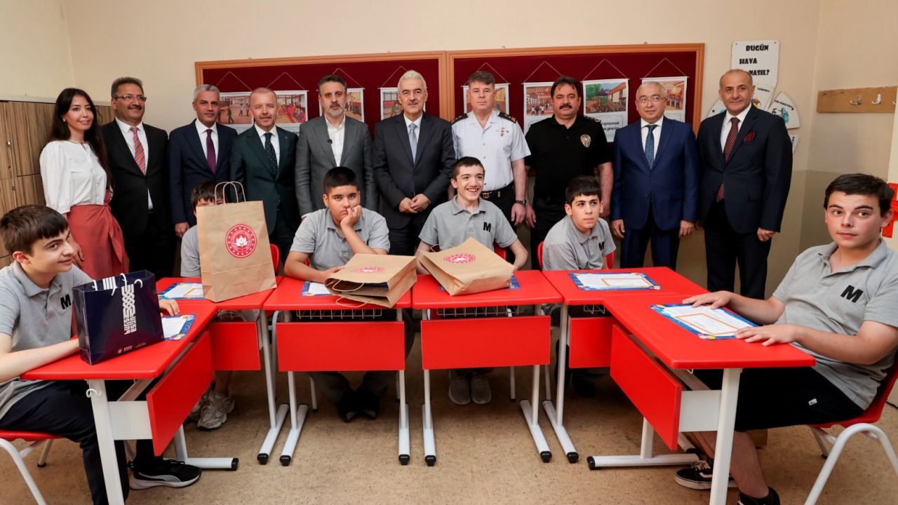 Bursa’da 615 bin 880 öğrenci karne heyecanı yaşadı