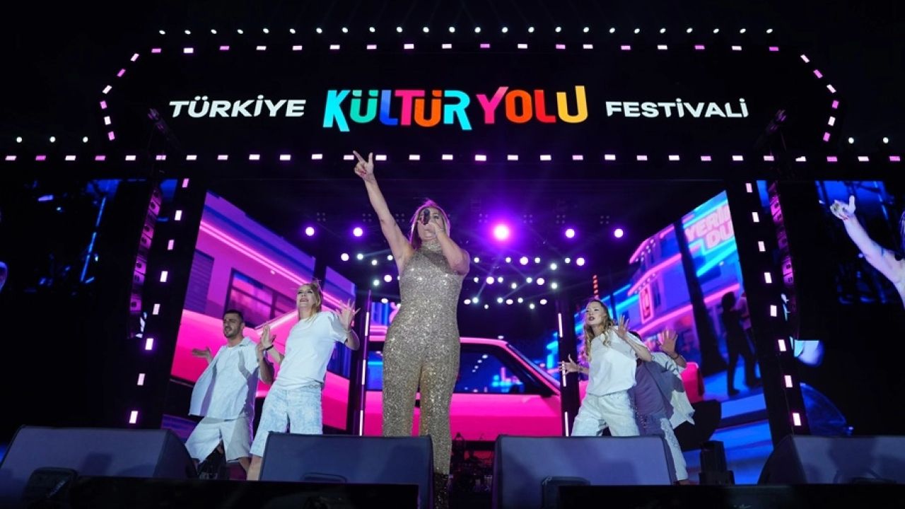 Demet Akalın, coşkuyu Bursa'da zirveye taşıdı