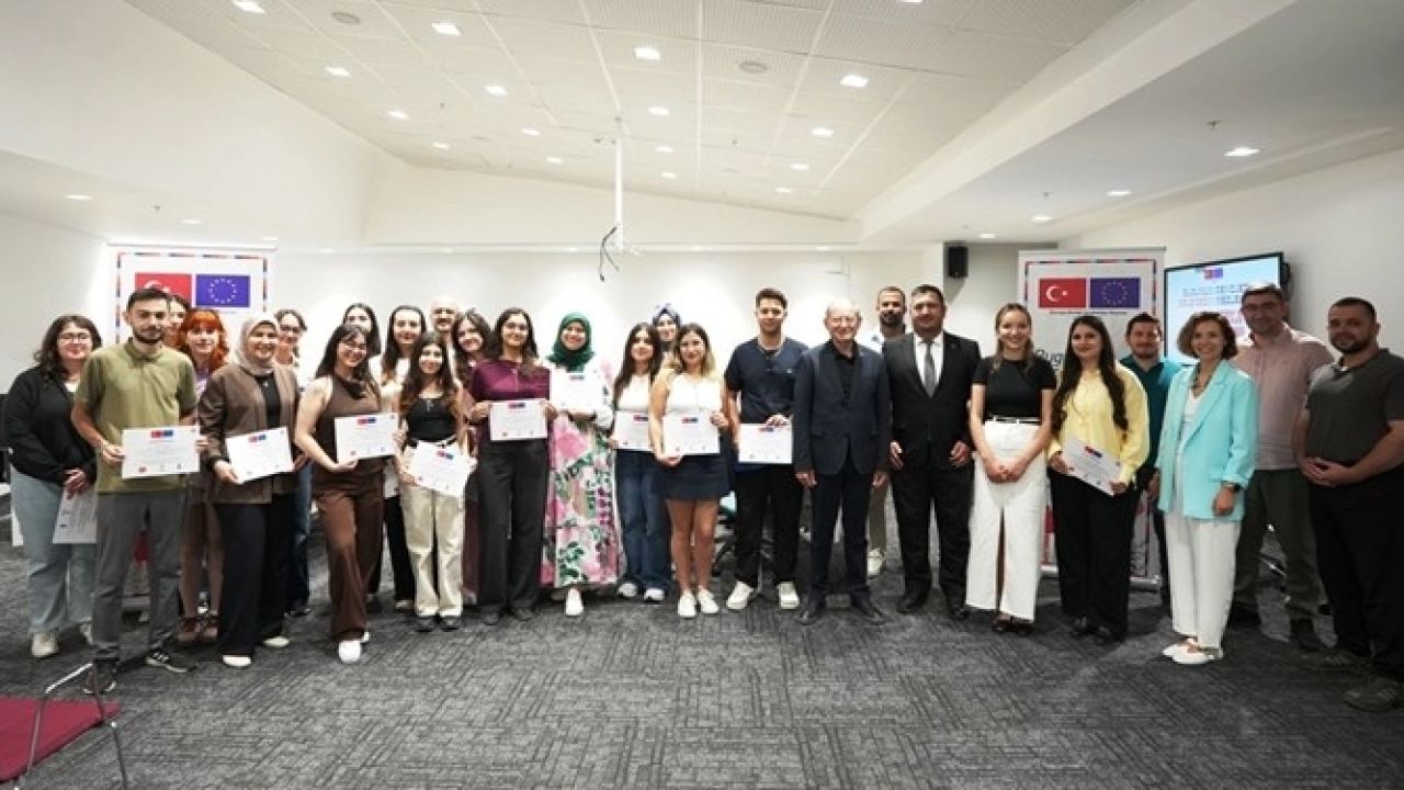 Denizli’de gençler dijital tasarım sertifikalarını aldı