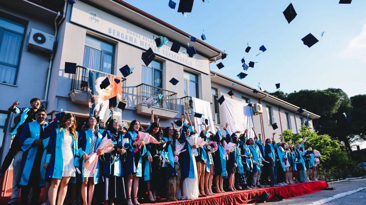 DEÜ Bergama Meslek Yüksekokulu’nda mezuniyet coşkusu