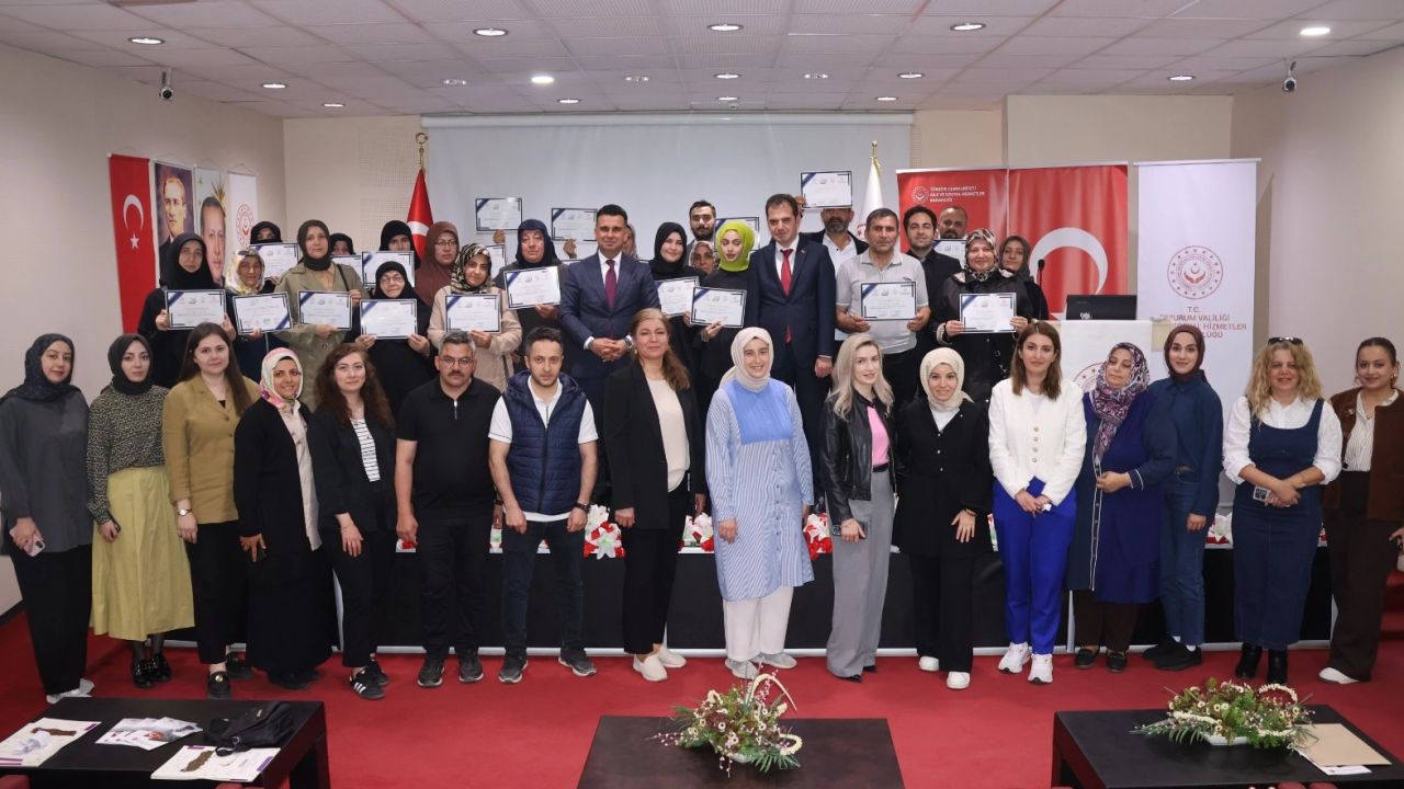 Erzurum’da “Benim Köklü Ailem” projesinde sertifika sevinci
