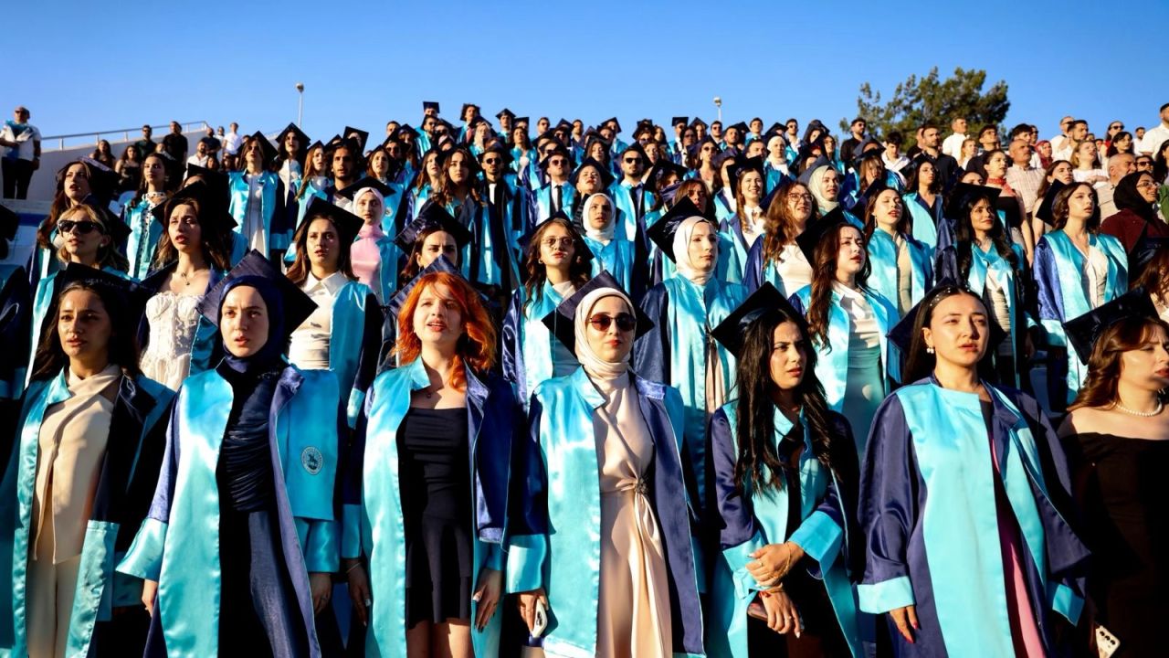 Geleceğin hemşirelerinden mezuniyet sevinci