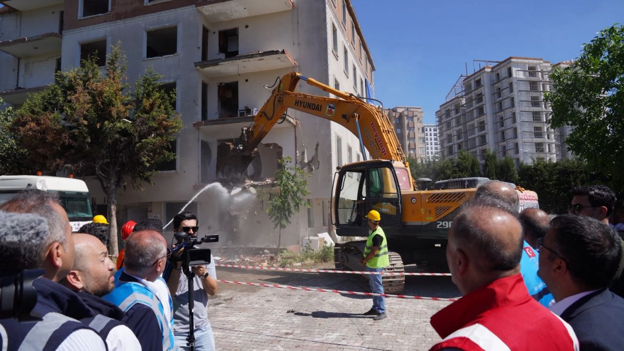 İstanbul Beylikdüzü’nde riskli site yıkıldı! İBB'den 'dönüşüm' mesajı
