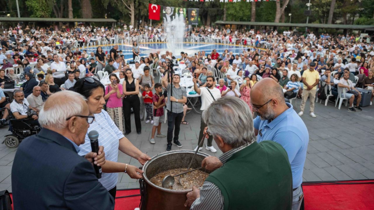 İzmir Bornova’da 3500 kişilik aşure sofrası kuruldu