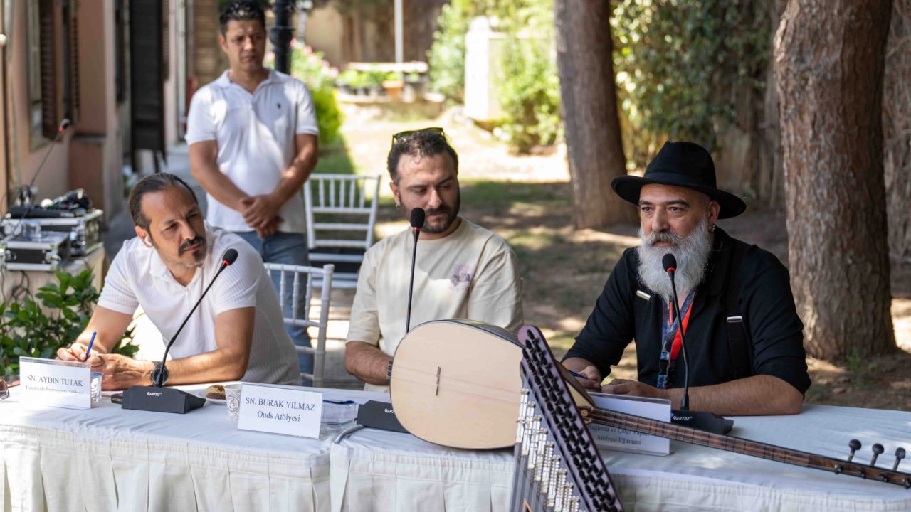 İzmir Bornova’da çalgı yapımının büyüsü yaşandı