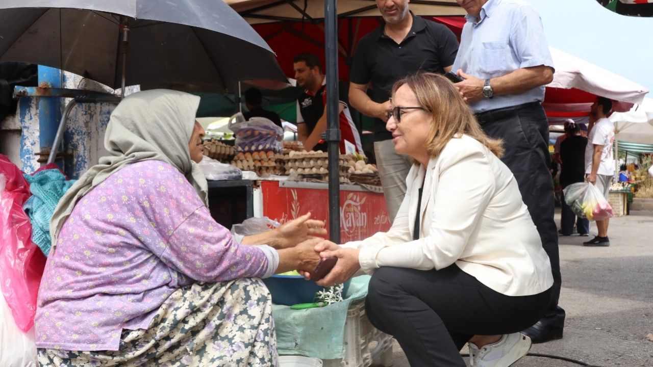 İzmir Güzelbahçe'de Başkan Vekili Akın'dan semt pazarlarına ziyaret