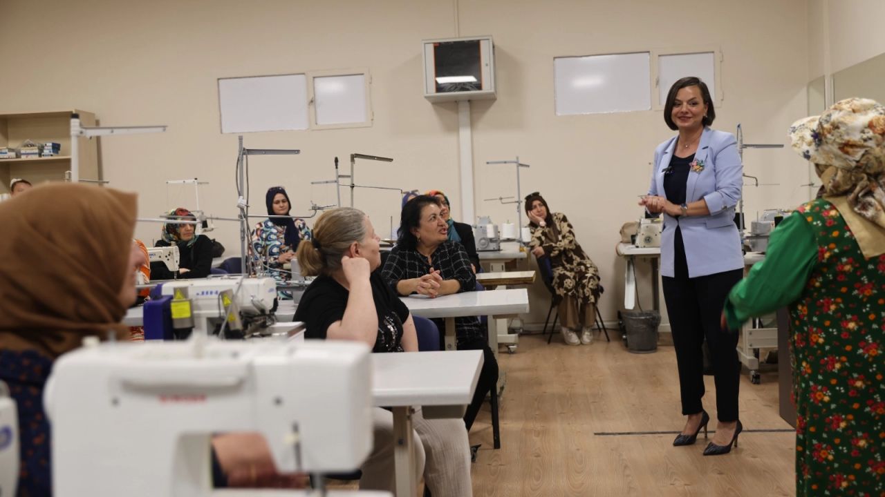 İzmir Karabağlar’da Tekstil Akademi açıldı