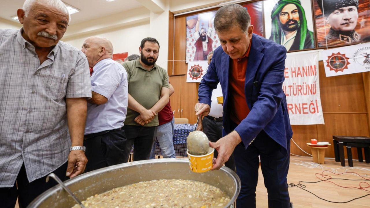 İzmir'de Başkan Tugay aşure lokmasını paylaştı