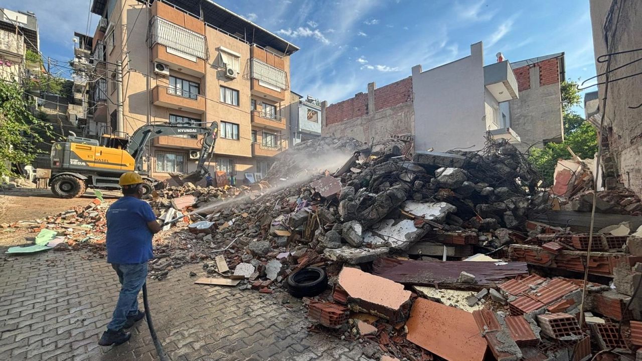 İzmir'de hasarlı yapılar için uzlaşı sağlandı yıkım gerçekleşti