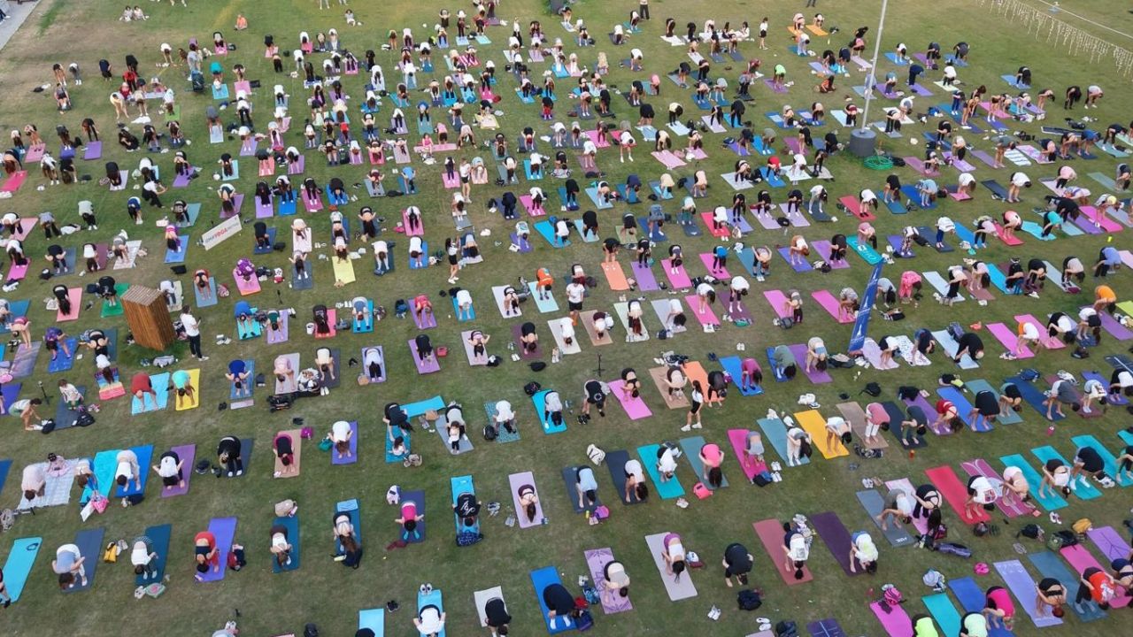 İzmir'de matlar çimlere serildi Kültürpark'ta yoga rüzgârı esti