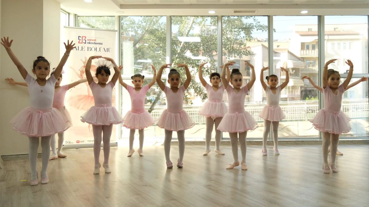 İzmit'te minik balerinler belgelerini gururla aldı