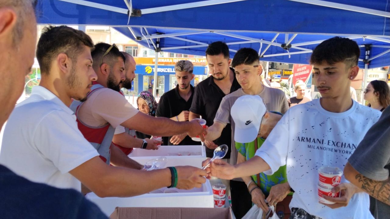 İzmit'ten vatandaşlara aşure ikramı
