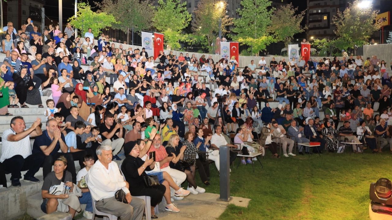 Kayseri Talas'ta 'Babalar Günü'ne şarkılı kutlama