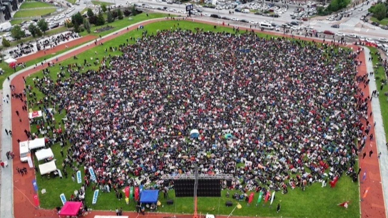 Kayseri Talas'ta maç yayınına YKS molası