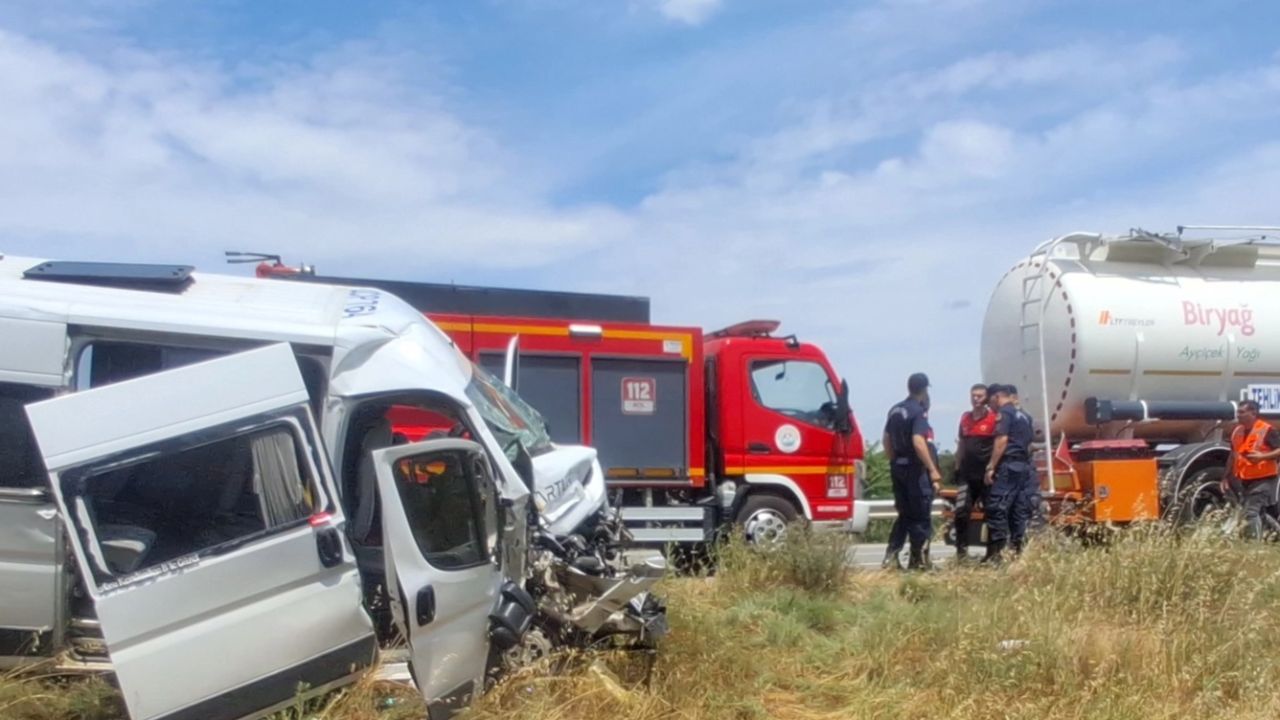 Keşan-Gelibolu yolunda kaza... Tıra çarpan minibüste 16 kişi yaralandı