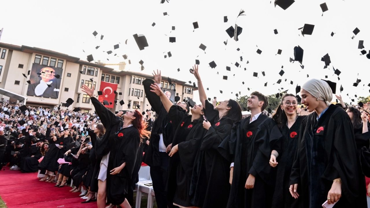 Koç Üniversitesi'nde 32’inci dönem mezuniyet sevinci