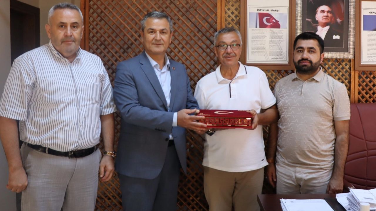 Kocaeli İzmit'te muhtarlara doğum günü ziyareti