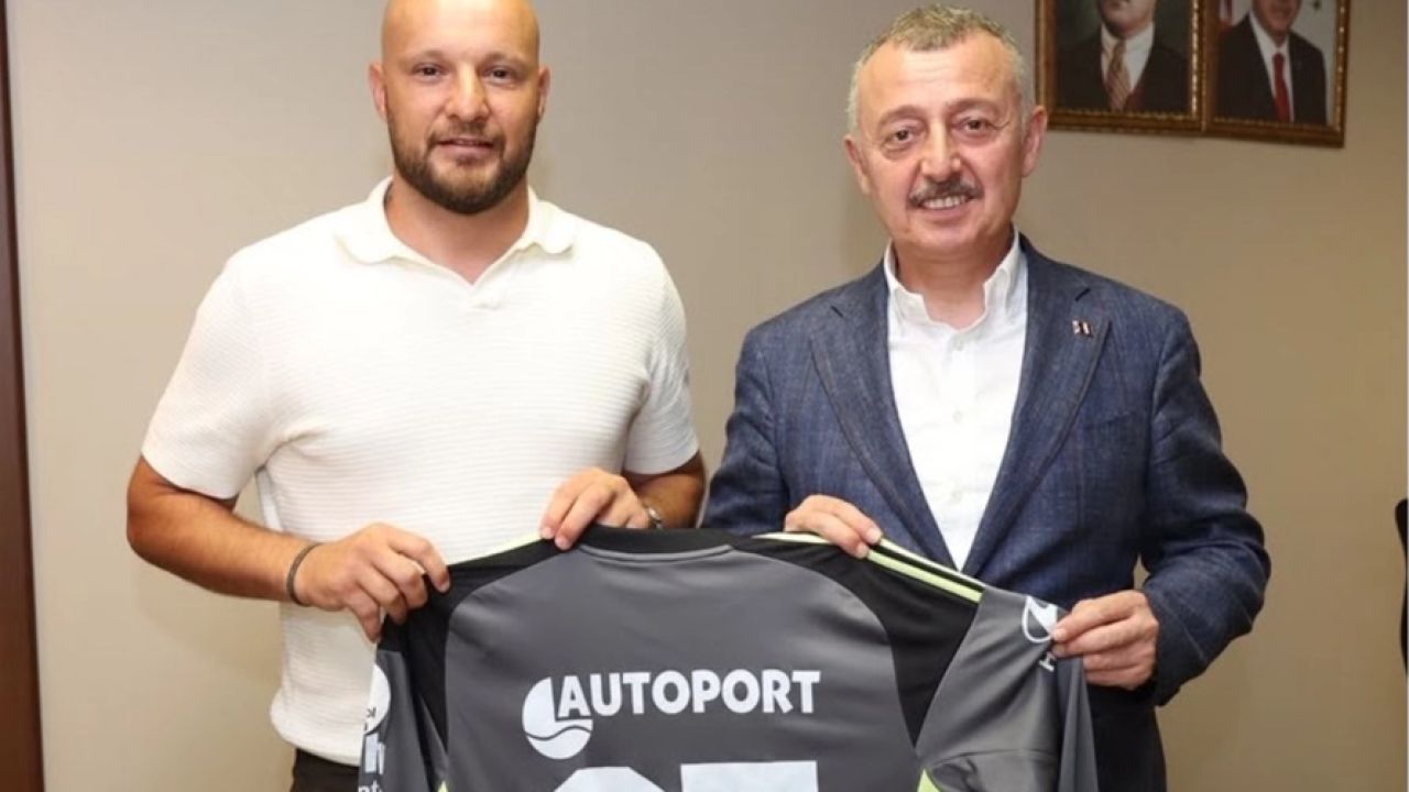 Kocaelispor'un kaptanı formasını Başkan Büyükakın’a hediye etti