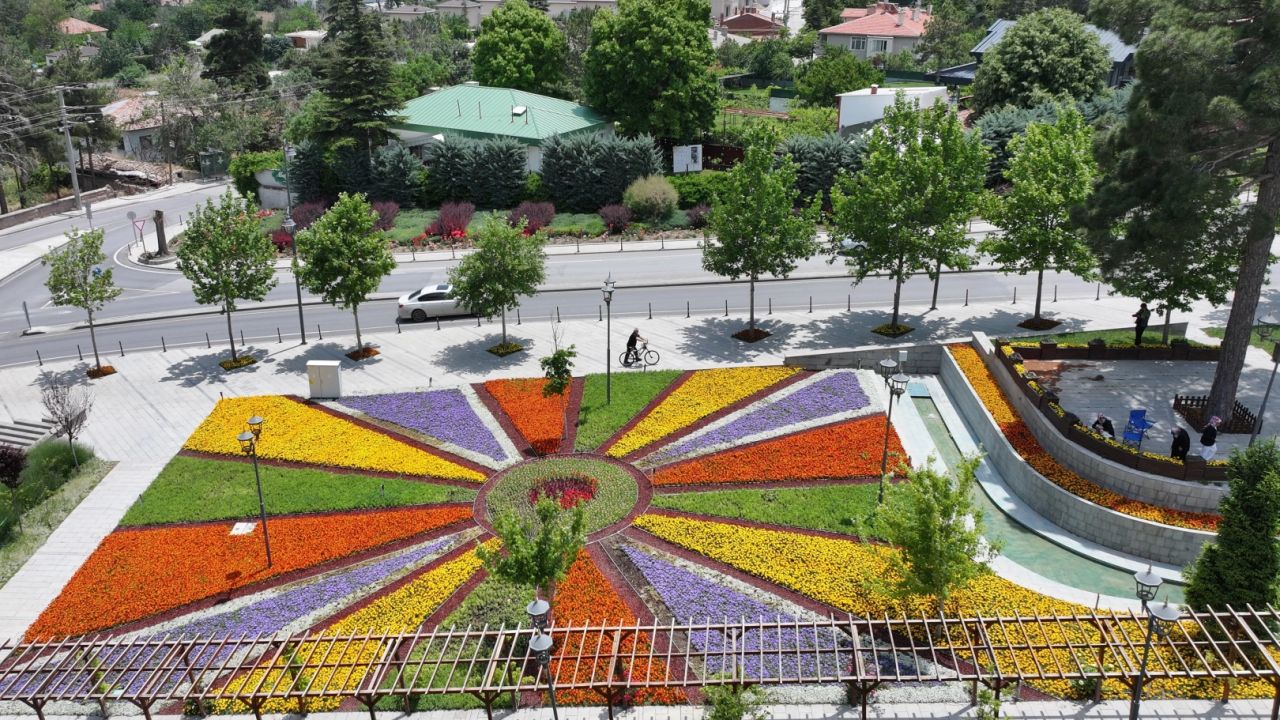 Konya çiçekleriyle göz kamaştırıyor