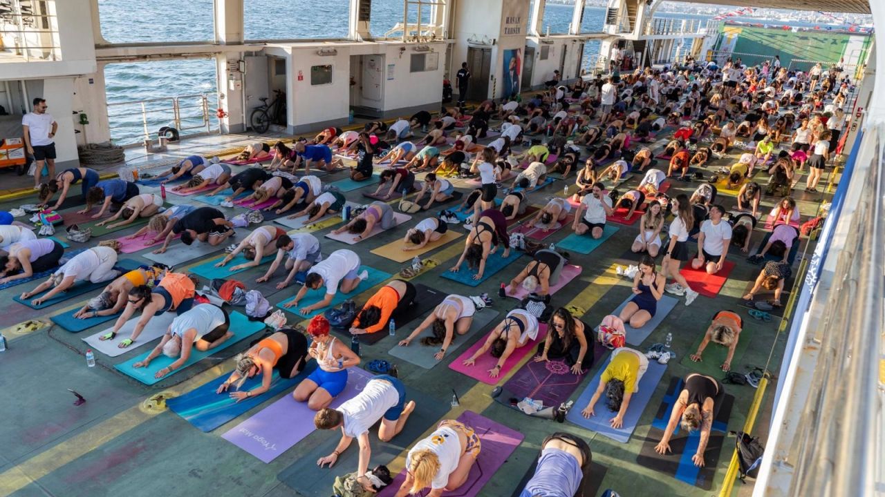 Körfez’in mavisinde 400 kişilik yoga buluşması
