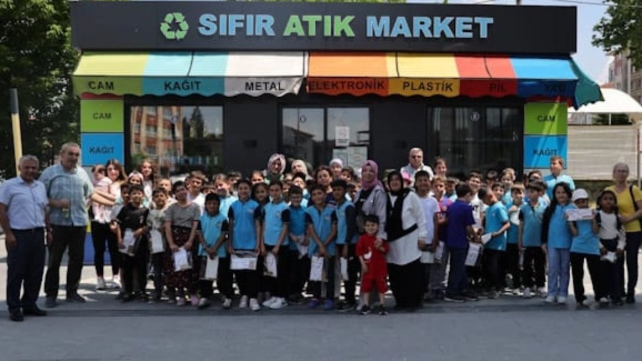 Kütahyalı öğrencilerden Sıfır Atık Market’e örnek katkı