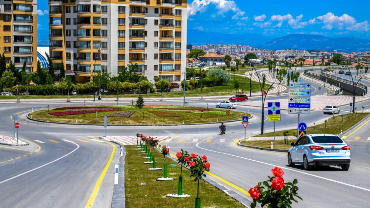 Malatya’da parklar ve kavşaklar çiçeklerle süslendi