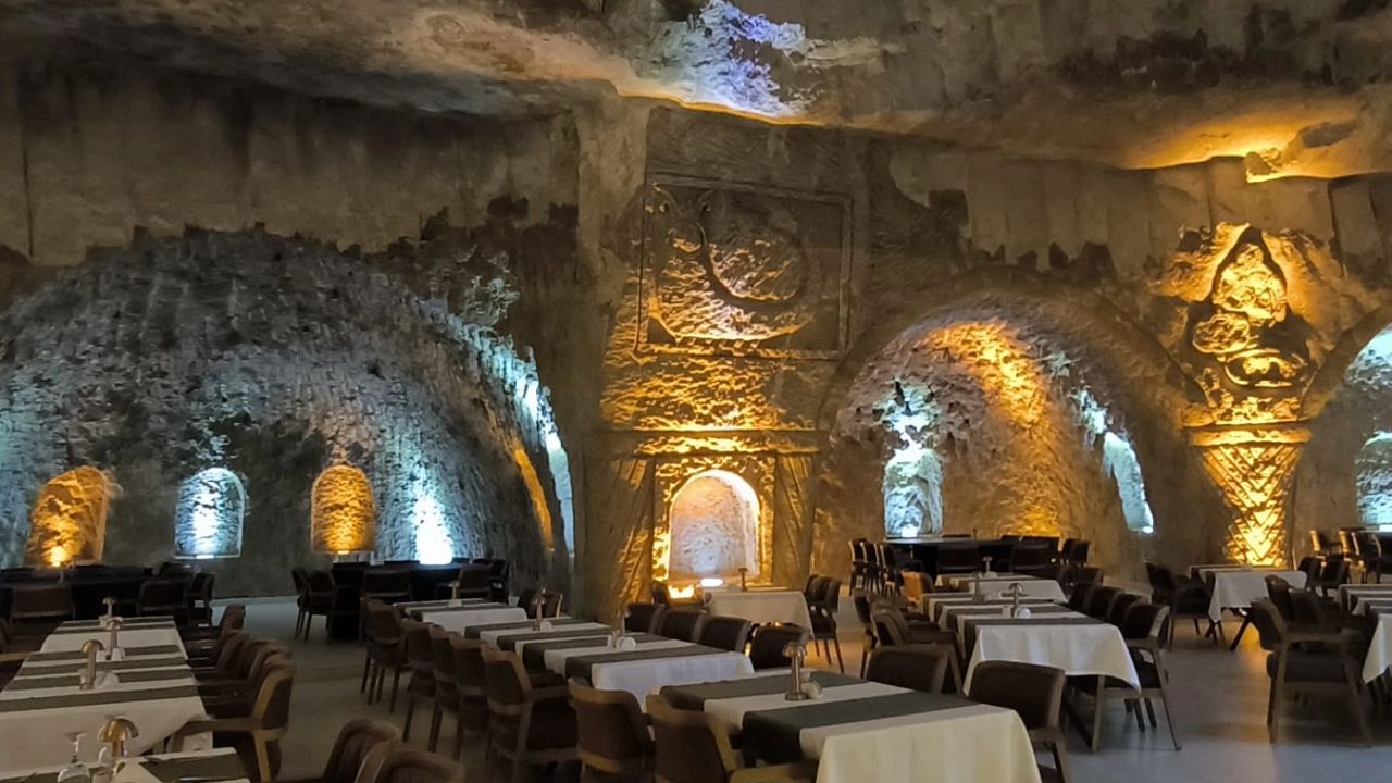 Mardin'de 15 yıllık emek: Kayaları oyup 400 kişilik dev mağara restaurant açtı!