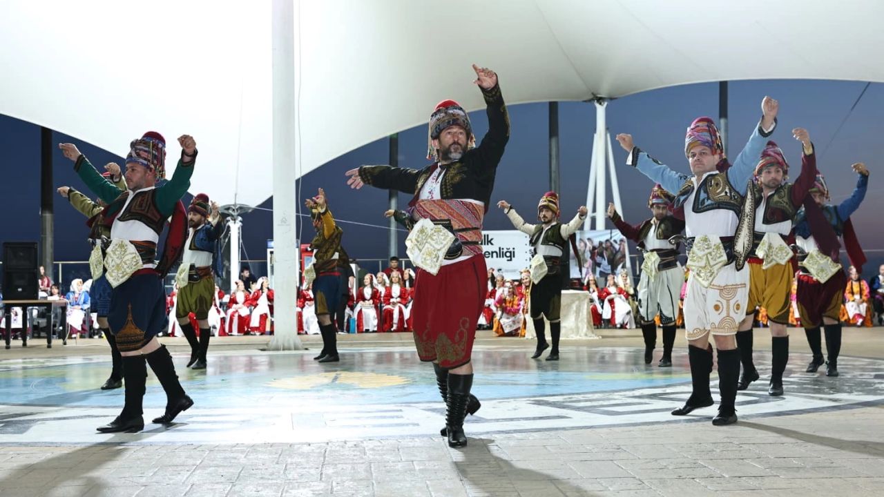 Sakarya Bayraktepe’de Maarif Halk Dansları Şenliği büyük ilgi