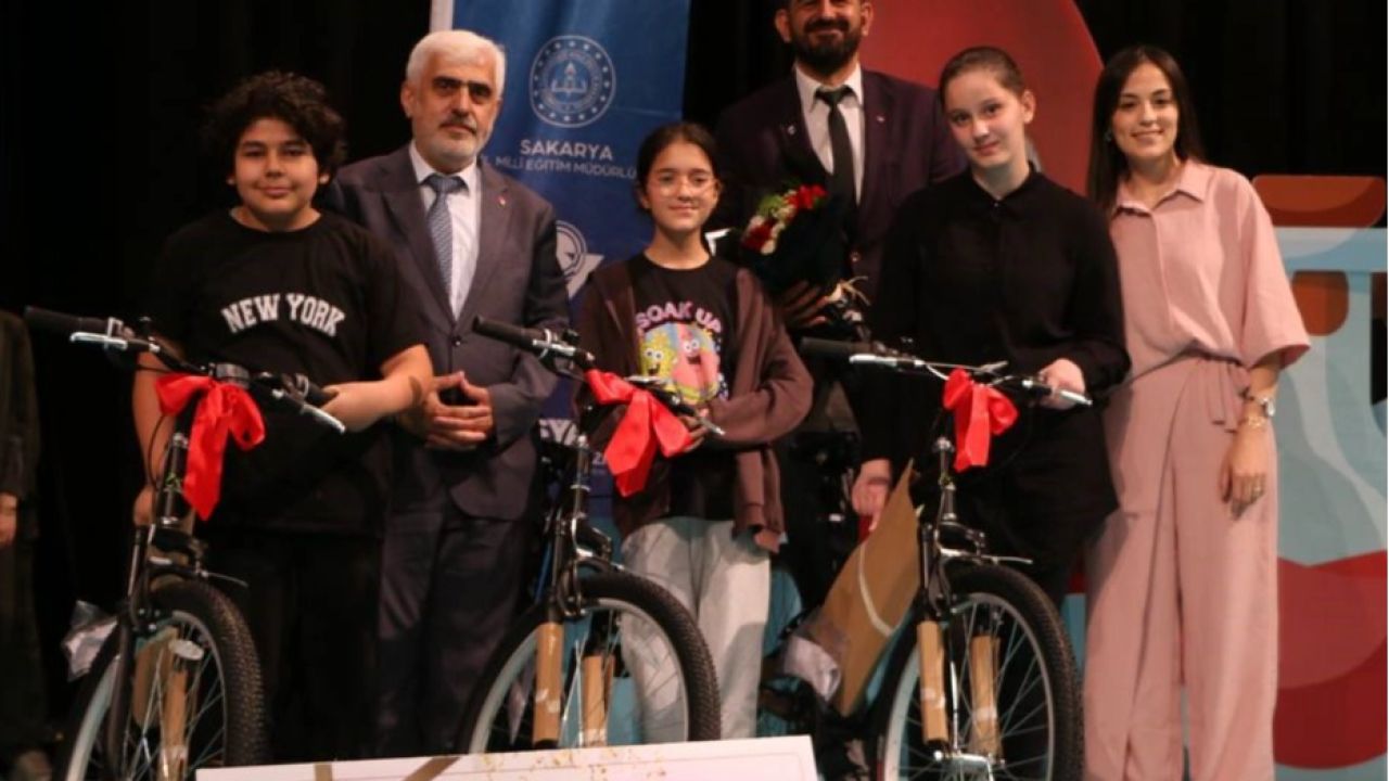 Sakarya'da bilim çocukları ödüllerine kavuştu