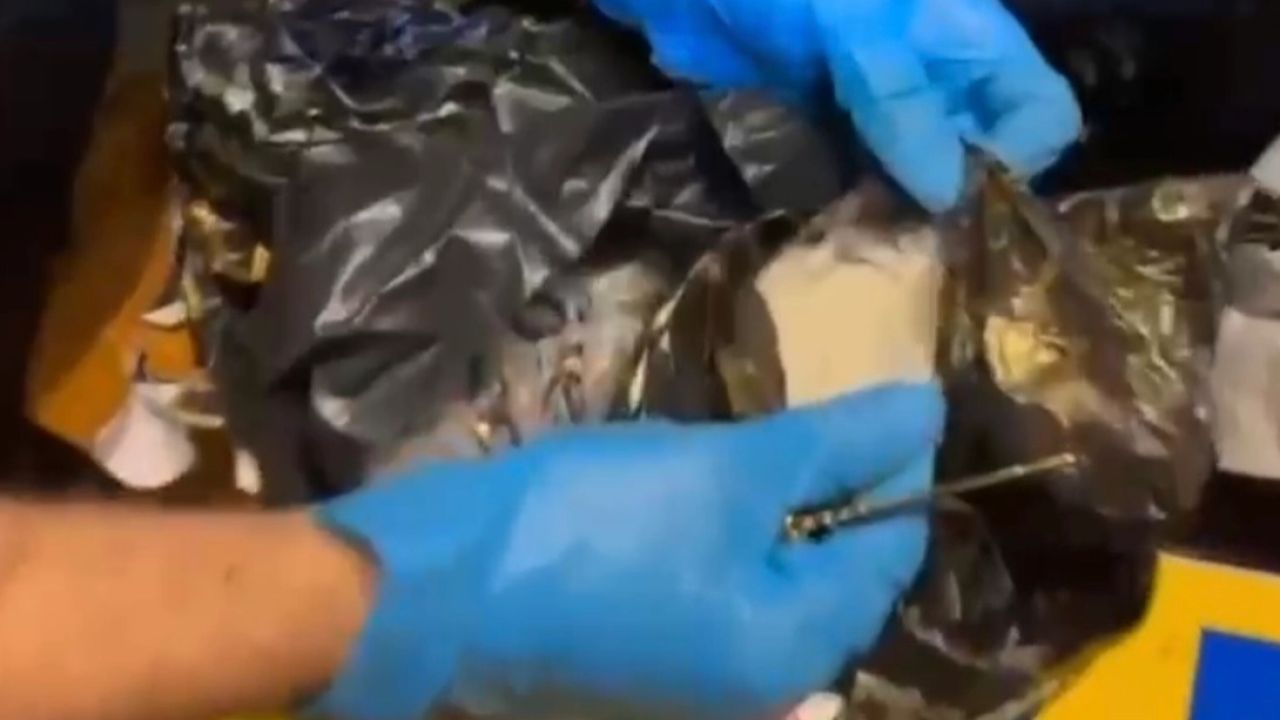 Ticari taksinin motor bölümünde 710 gram metamfetamin!