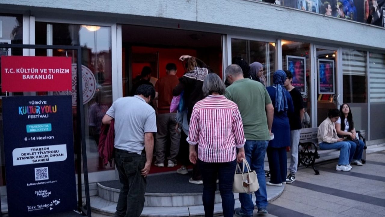 Trabzon'da 'İnsancıklar' tiyatro severlerle buluştu