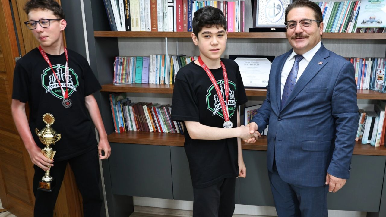 Türkiye ikincisi satranç takımından İl Milli Eğitim'e ziyaret