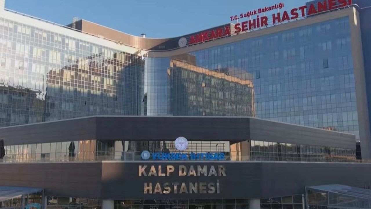 Türkiye’nin ilk yerli kalp-akciğer makinesiyle ilk ameliyat başarıyla gerçekleştirildi