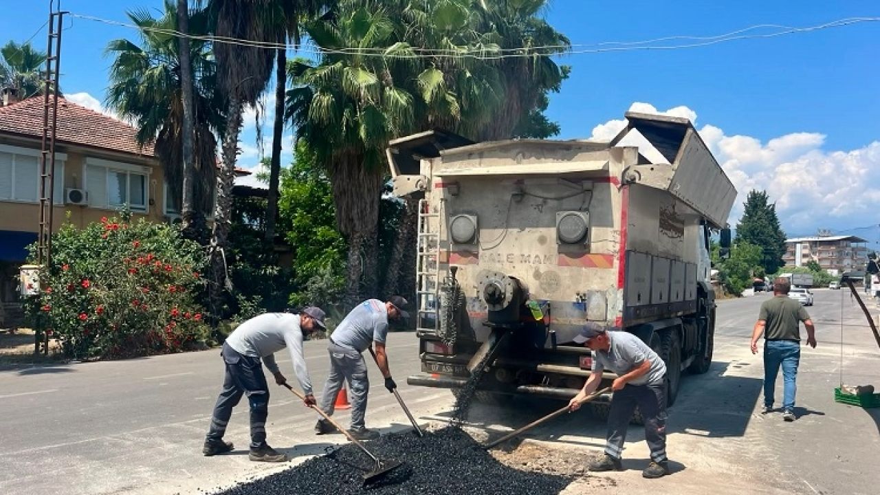 Antalya Finike'de yollar yenileniyor bordürler boyanıyor