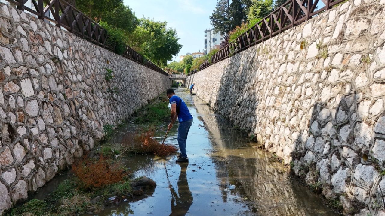 Antalya Konyaaltı’nda kapsamlı kanal temizliği