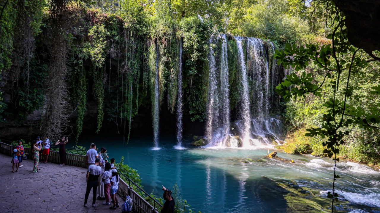 Antalya’da Düden Şelalesi ziyaretçilerini ağırlıyor