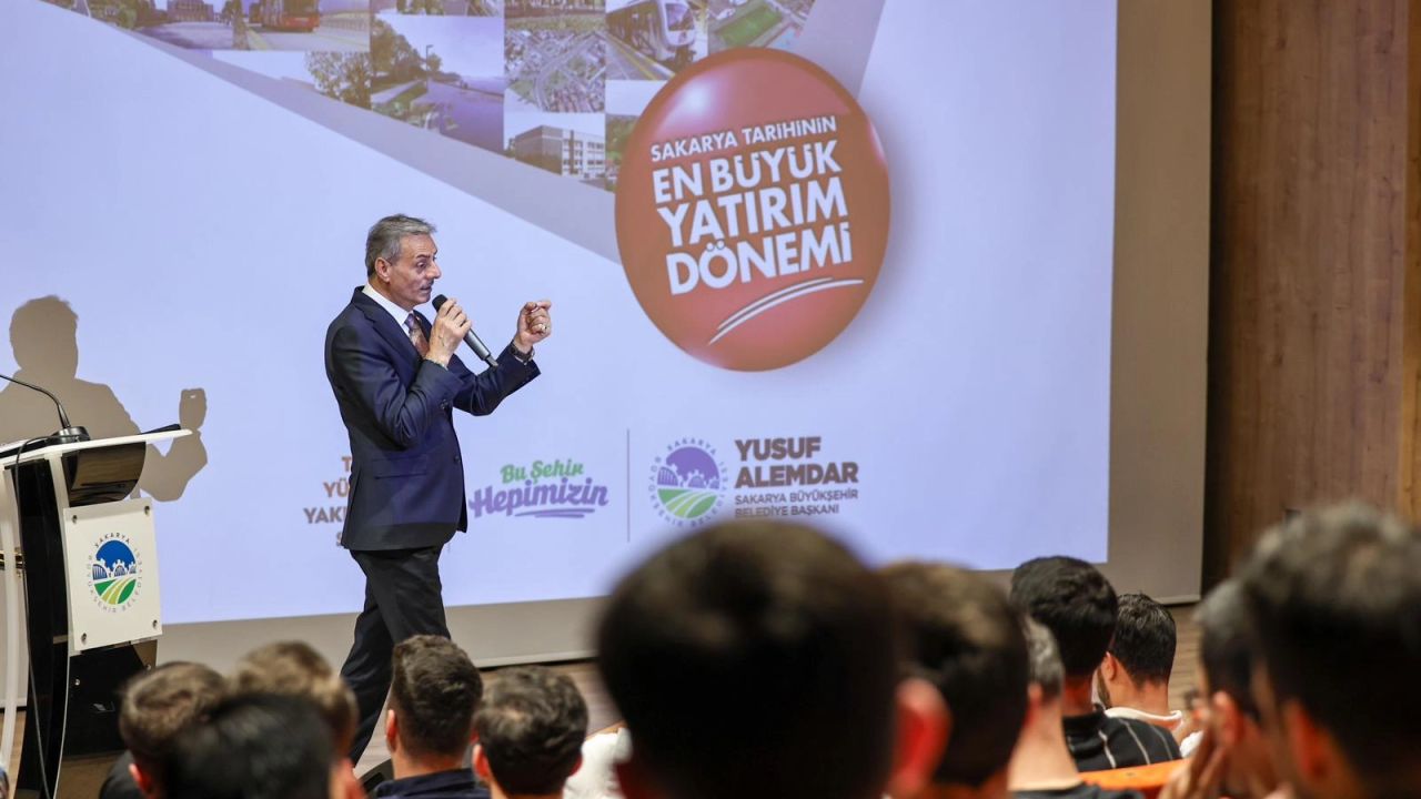 Başkan Alemdar Sakaryalı gençlerle AKM’de buluştu