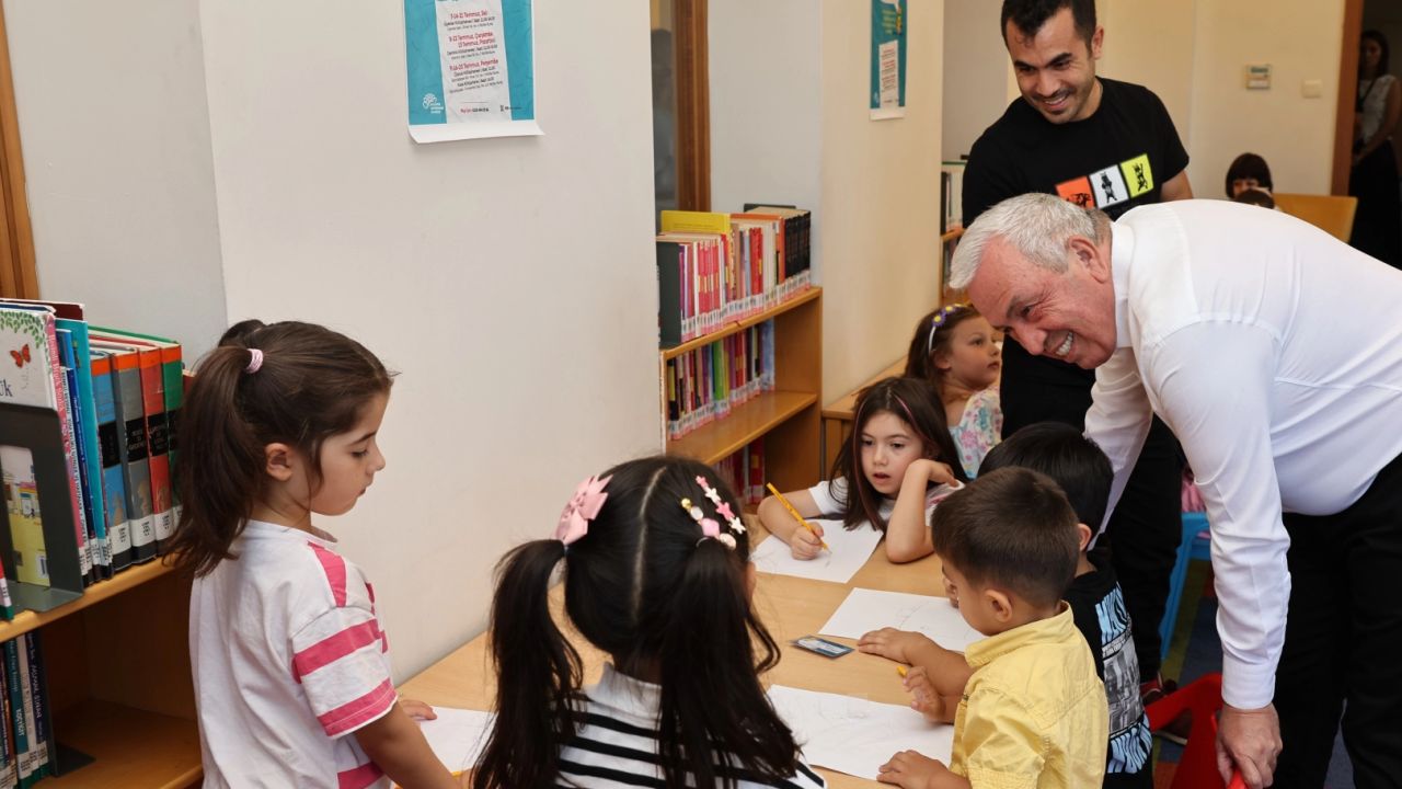 Başkan Özdemir, çocuklar ve ebeveynleri ile kütüphanede buluştu