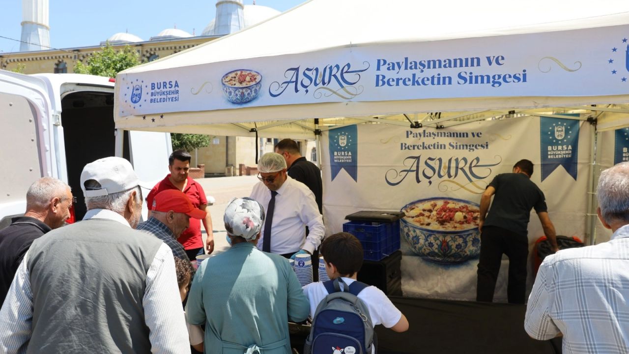 Bursa Büyükşehir'in aşure geleneği Şirinevler'de yaşatıldı