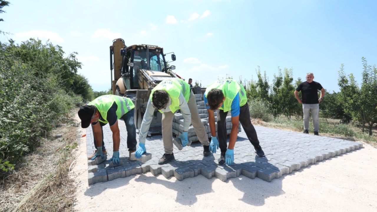 Bursa İnegöl Belediyesi’nin kırsalda parke taş uygulamaları devam ediyor