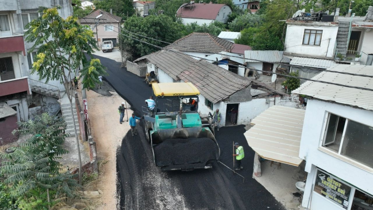 Bursa Karacabey'in Yenikaraağaç Mahallesi'nde yollar yenileniyor