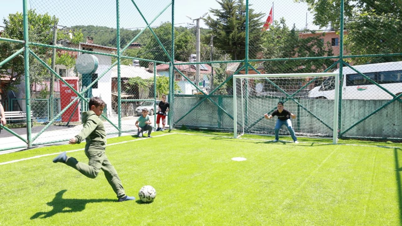 Bursa Osmangazi’de bir halı saha hizmeti daha