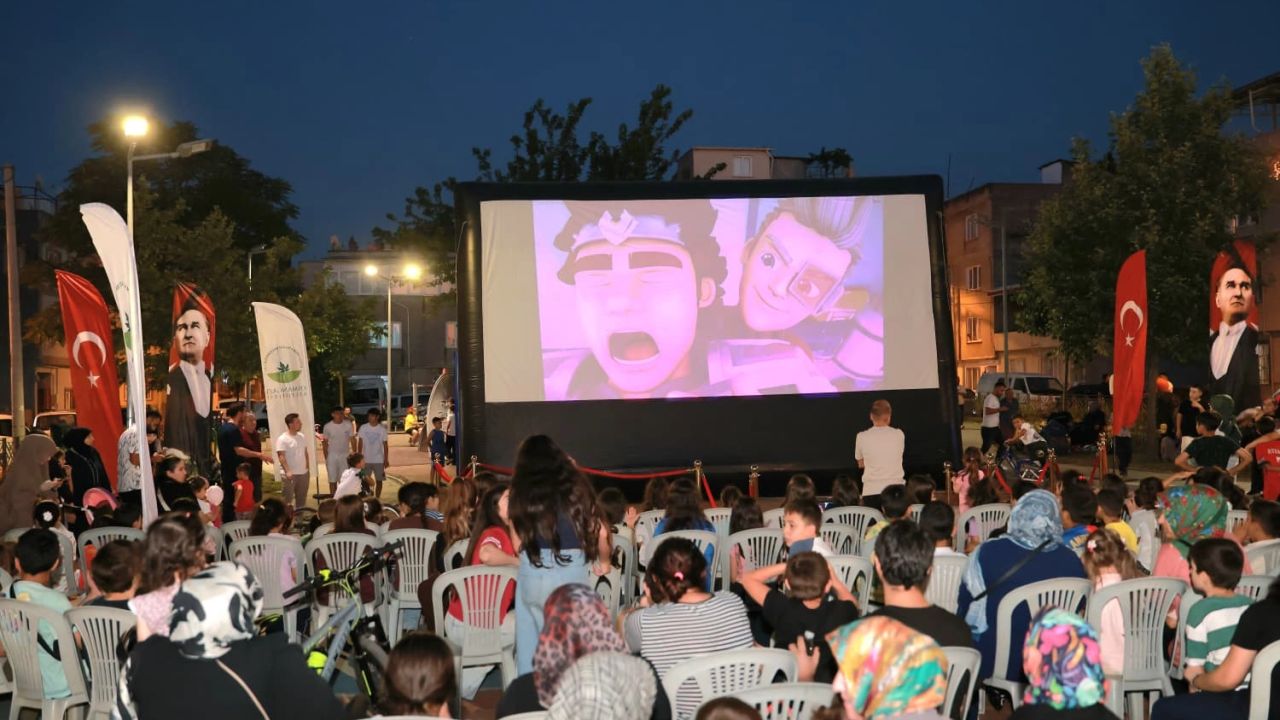 Bursa Osmangazi’de çocukların sinema keyfi devam ediyor