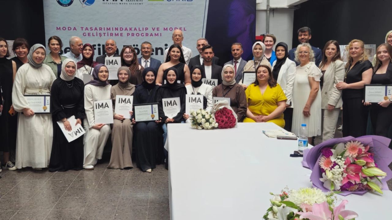 Bursa'da geleceğin moda tasarımcıları sertifikalandı