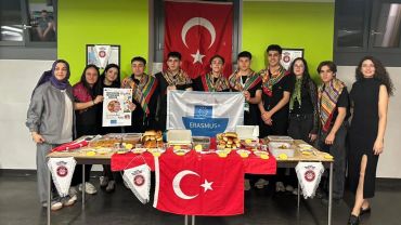 Bursa’da Yıldırım Ticaret MTAL, öğrencileri geleceğin mesleklerine hazırlıyor